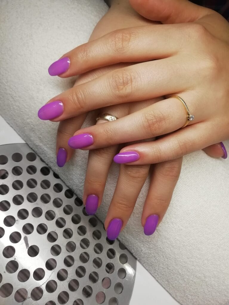 Manicure hybrydowy w kolorze fioletowym – Salon Kosmetyczny Metamorfoza Kasia Grabowska, Maków Mazowiecki.