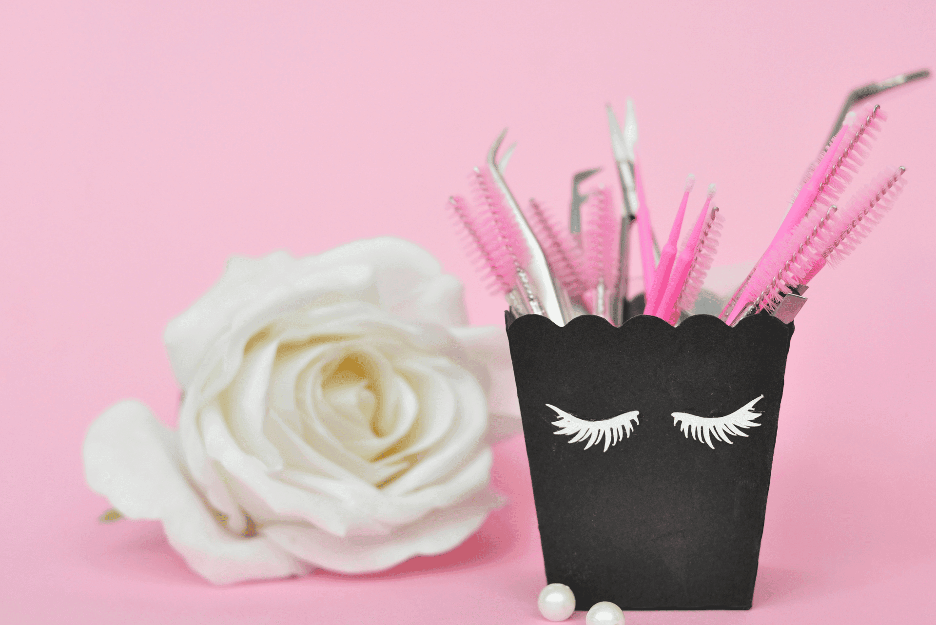 Akcesoria do przedłużania rzęs w salonie kosmetycznym Kasi Grabowskiej Metamorfoza w Makowie Mazowieckim