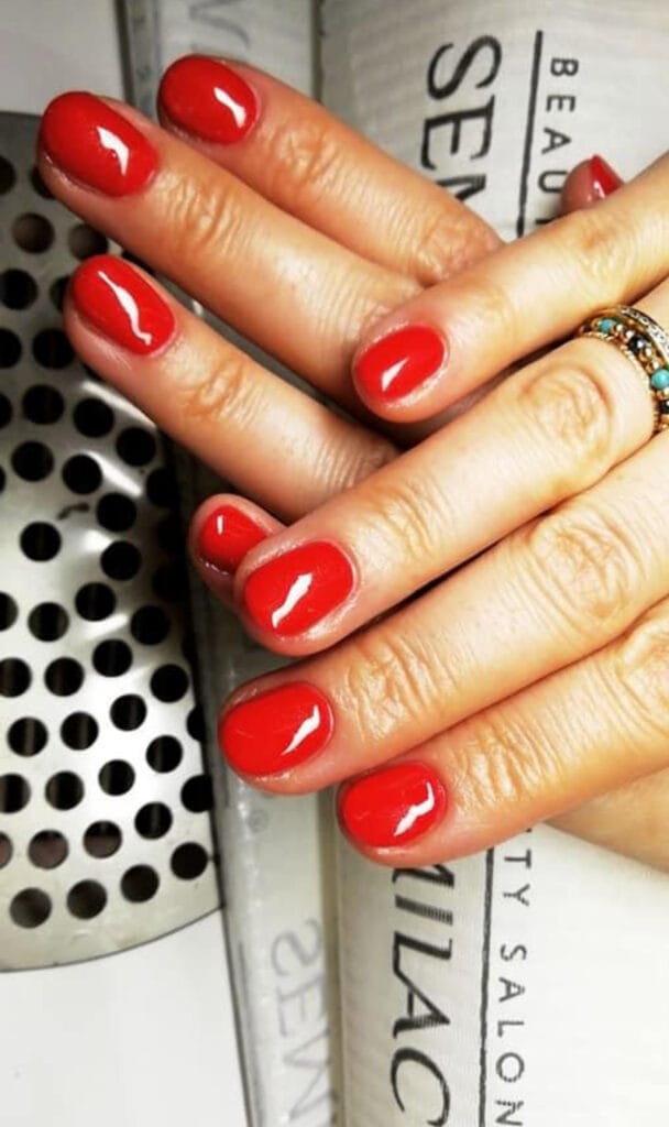 Manicure hybrydowy czerwony wykonany przez Kasia Grabowska Metamorfoza w Makowie Mazowieckim