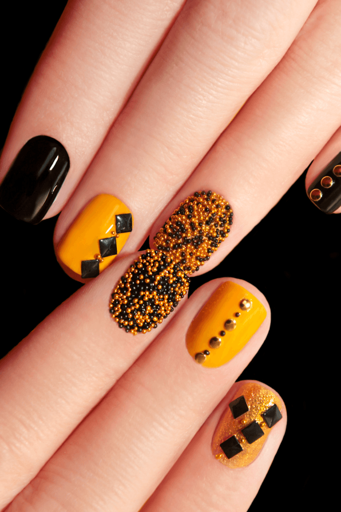 Manicure hybrydowy z artystycznymi wzorkami - Kasia Grabowska Metamorfoza Maków Mazowiecki