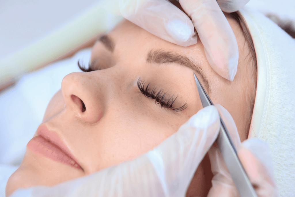 Precyzyjna regulacja brwi w salonie kosmetycznym Metamorfoza Kasia Grabowska Maków Mazowiecki