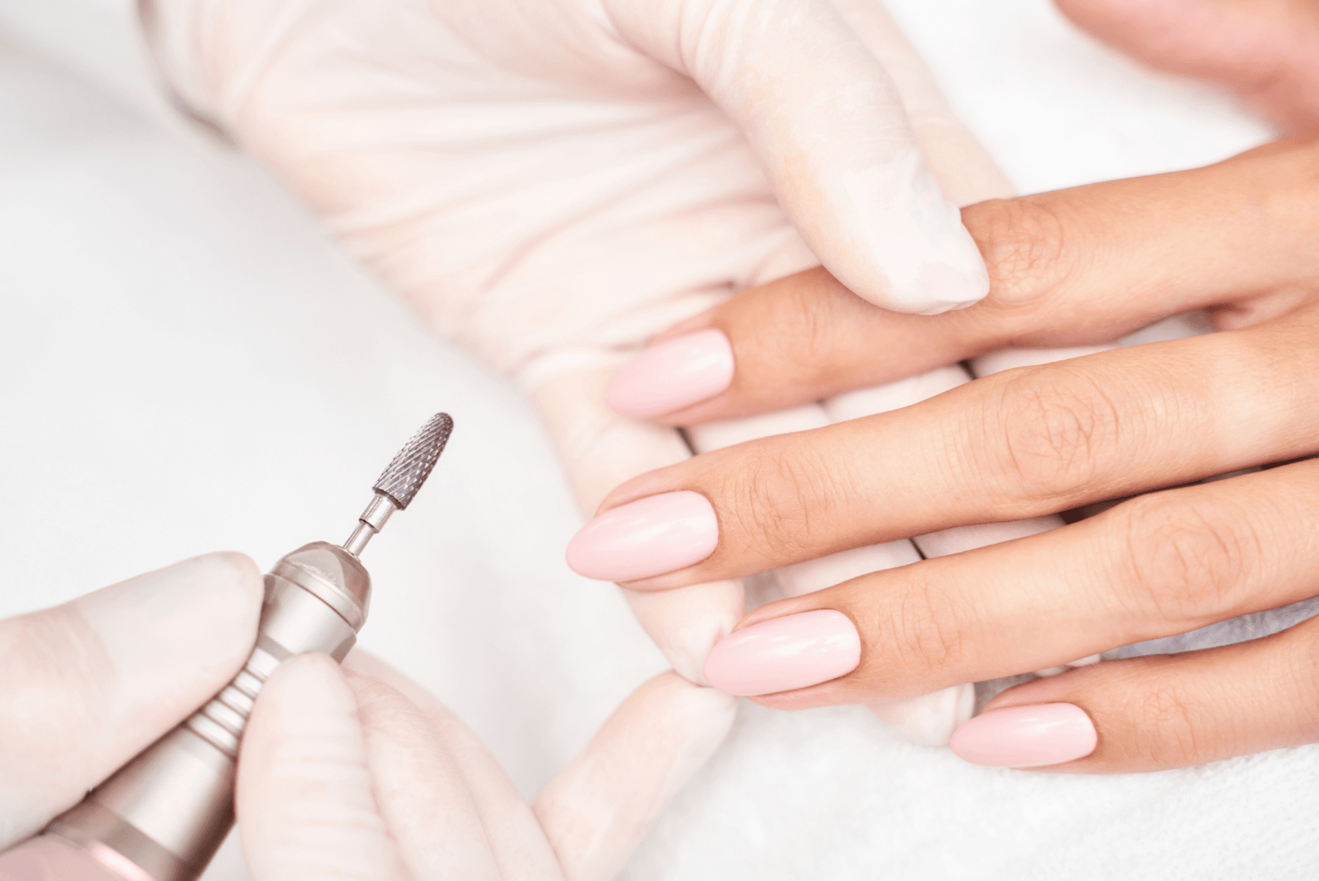 Manicure hybrydowy w odcieniu nude - Kasia Grabowska Metamorfoza Maków Mazowiecki