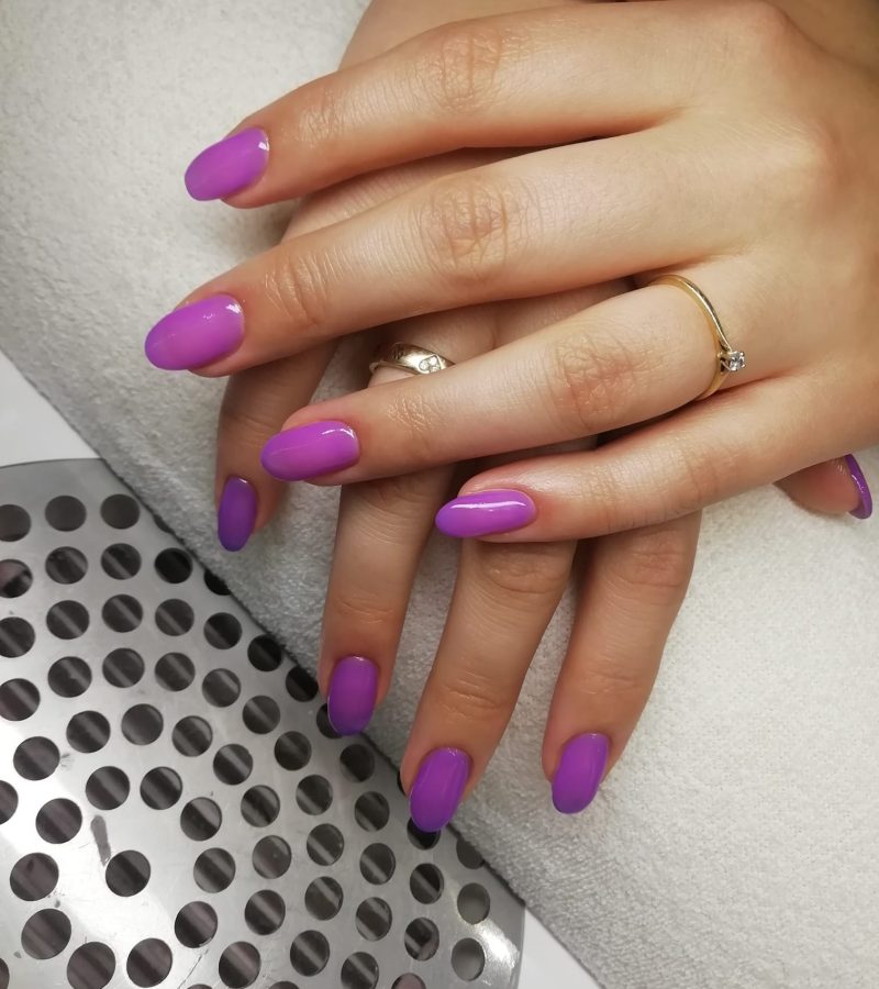 Manicure hybrydowy w kolorze fioletowym – Salon Kosmetyczny Metamorfoza Kasia Grabowska, Maków Mazowiecki.