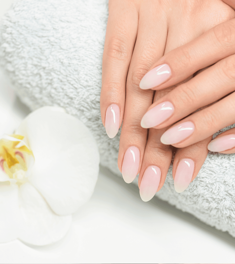 Subtelna stylizacja paznokci w delikatnych odcieniach różu, salon kosmetyczny Metamorfoza Kasia Grabowska Maków Mazowiecki.